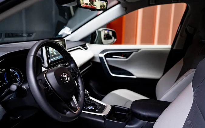 Toyota RAV4 cena 188000 przebieg: 33000, rok produkcji 2021 z Piaski małe 352